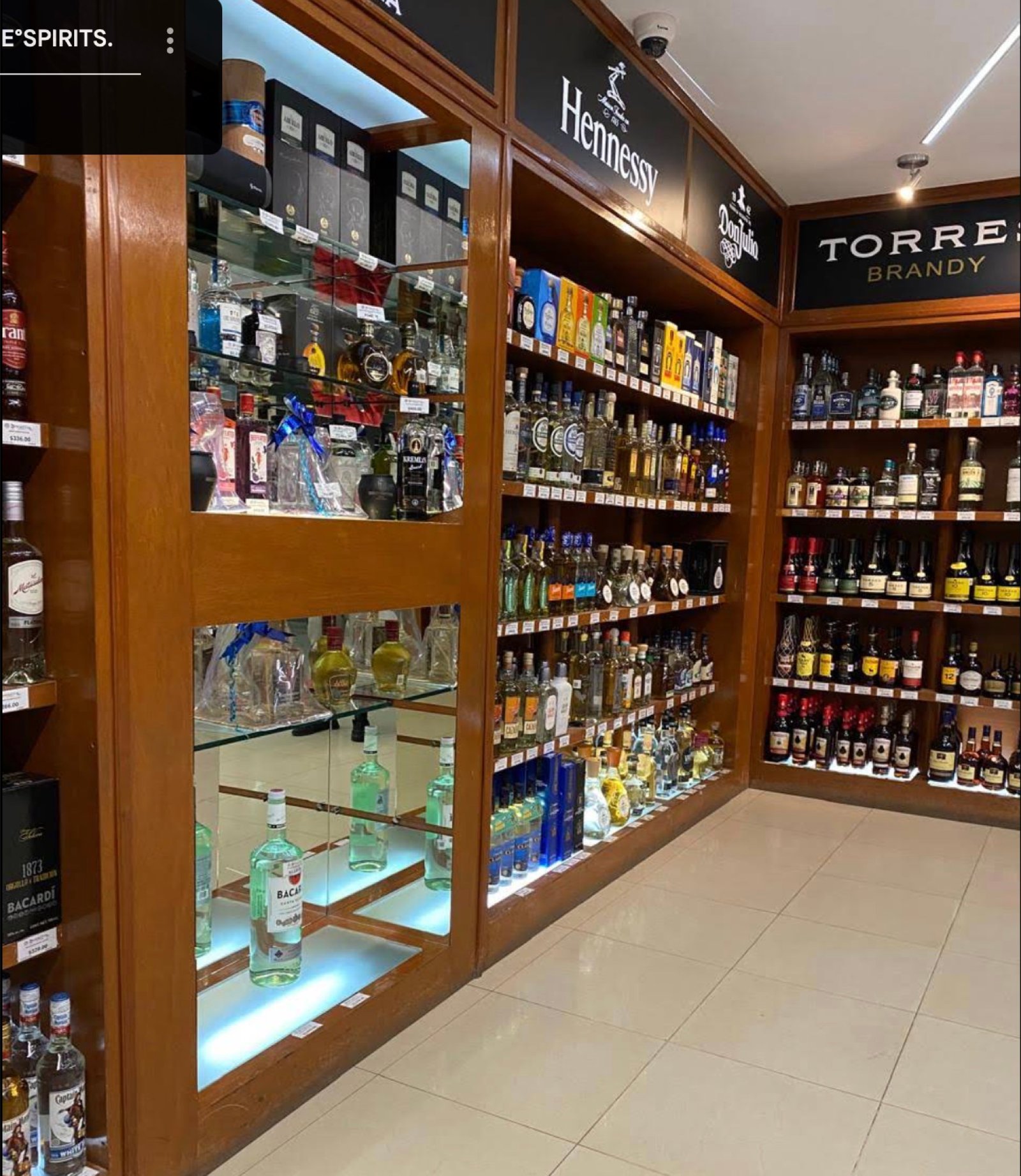 Zona de destilados de Dinastía con tequila, whisky y brandy